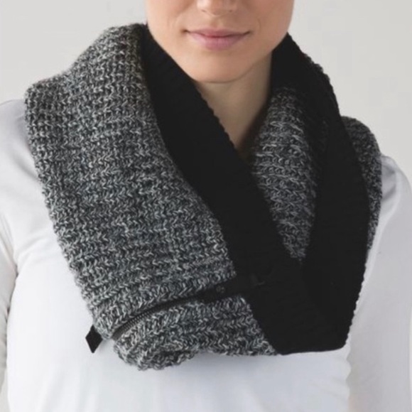 LULULEMON Falling Freely Merino Wool
Knitted Neck Warmer Zip Up Scarf - Picture 5 of 9